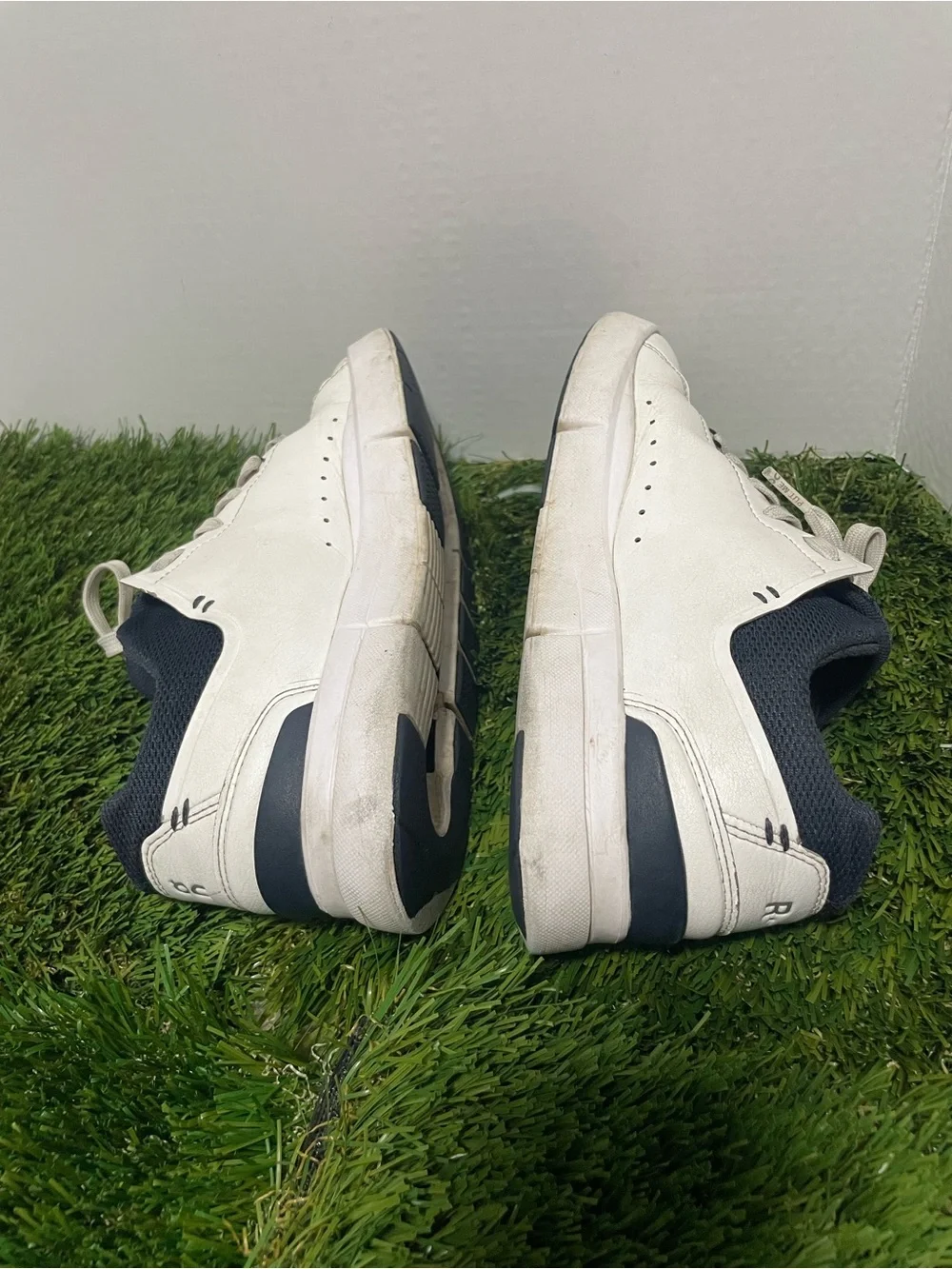 On Running The Roger White Leather Sneakers Women’s US 7 EU 38 Casual Shoes